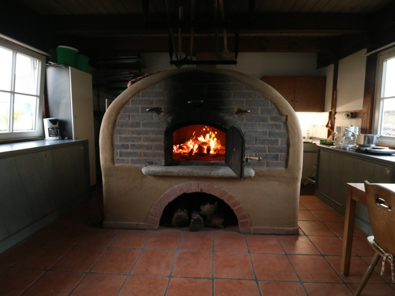 Keksebacken mit der Klasse 4b der Grundschule Banteln. Feuer im Backofen