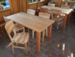 Tisch mit weiteren vier neuen Stühlen